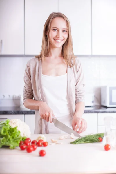 Mujer joven cocinando en la cocina — Foto de Stock