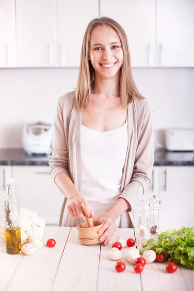 Mulher jovem cozinhar na cozinha — Fotografia de Stock