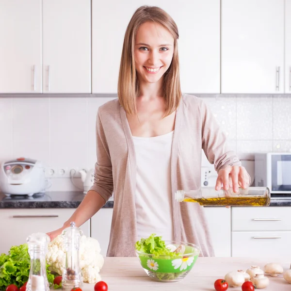 Mujer joven cocinando en la cocina. — Foto de Stock