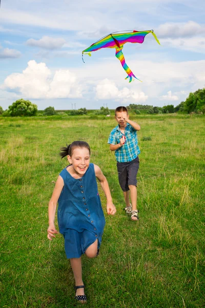 Boy and girl flying  kite — Stock Photo, Image