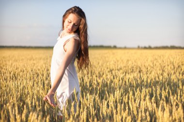 Buğday dokunmadan kız.
