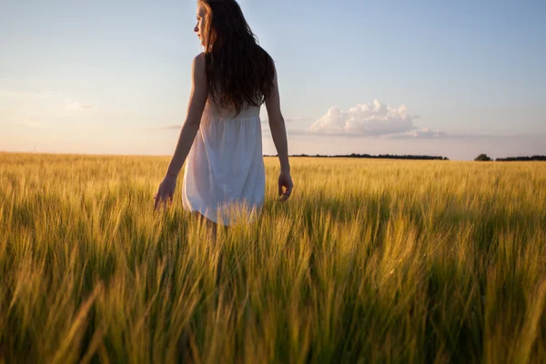 Frau berührt Weizenähre im Weizenfeld — Stockfoto