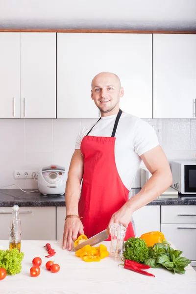 Jovem homem sorridente cozinhar — Fotografia de Stock