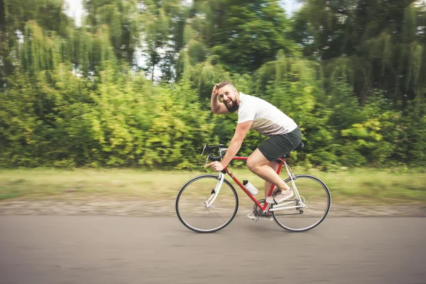 Joven hipster hombre conducir bicicleta rápida — Foto de Stock