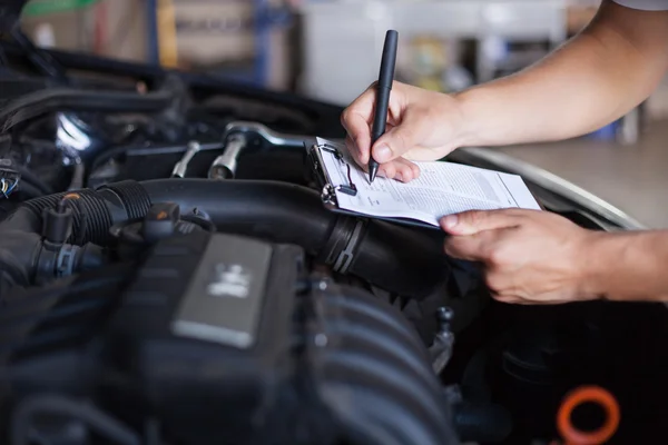 Mecânico reparador inspecionar carro — Fotografia de Stock