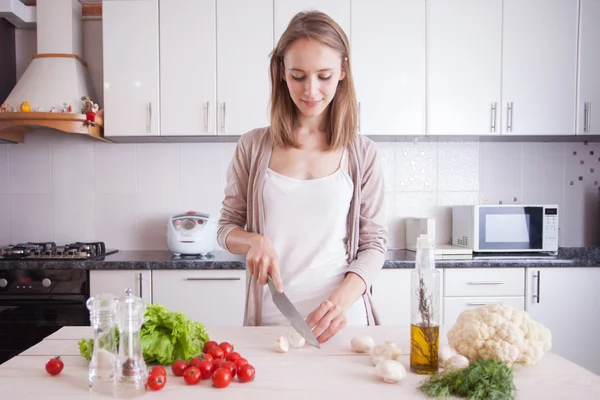 Fiatal nő főzés a konyhában. — Stock Fotó