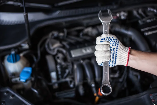 Mão do mecânico do carro com chave inglesa . — Fotografia de Stock