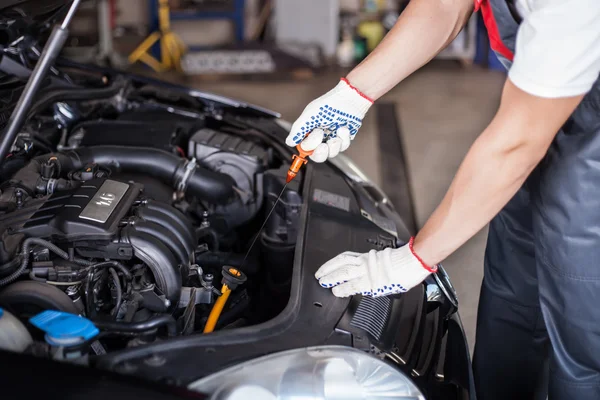 Mechanic veranderen van olie — Stockfoto