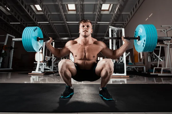 Man op de sportschool. — Stockfoto