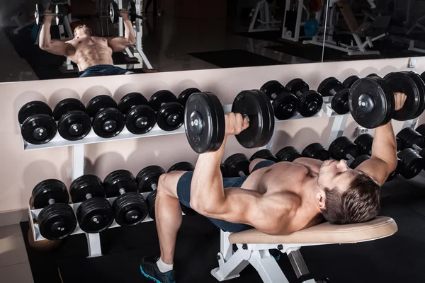 Mannen på gymmet — Stockfoto