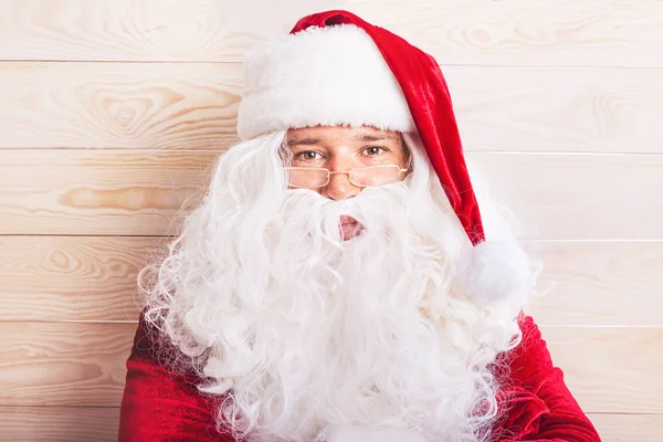 Glücklicher Weihnachtsmann mit Brille, der in die Kamera blickt — Stockfoto