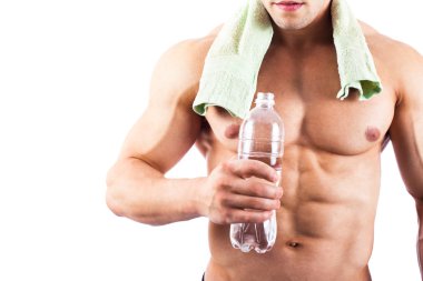 Bir şişe su tutarak fitness adam