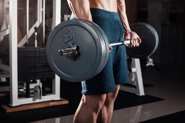 Musculoso homem treino com barbell — Fotografia de Stock