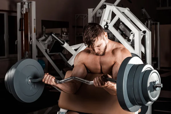 Muskulös man träning med skivstång — Stockfoto