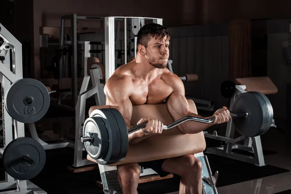 바 벨으로 근육 질의 남자 운동 — 스톡 사진