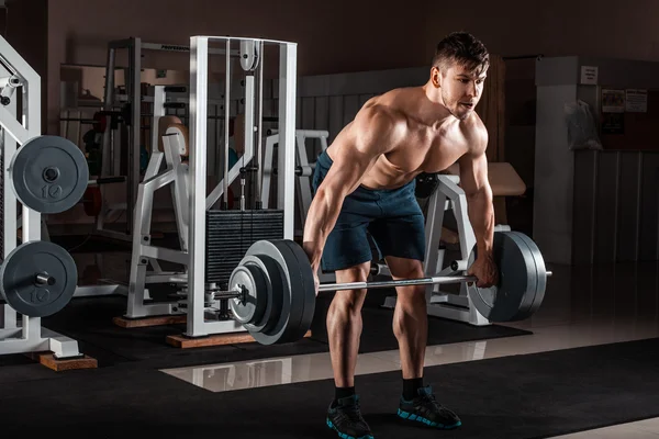 Muskulös man i gymmet — Stockfoto