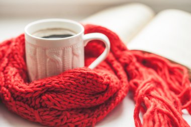 Kahve fincanı ve açık kitap