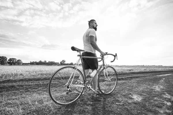Junger Hipster-Mann mit Fahrrad — Stockfoto
