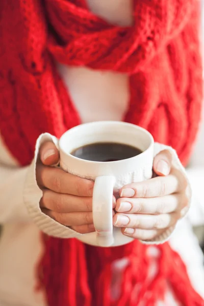 Mulher mãos segurando uma caneca com café quente . — Fotografia de Stock