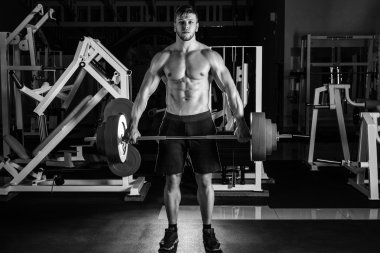 Spor salonundaki kaslı adam.