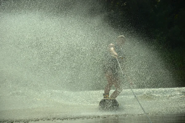 Wakeboarder Silhouette bewegt sich schnell — Stockfoto