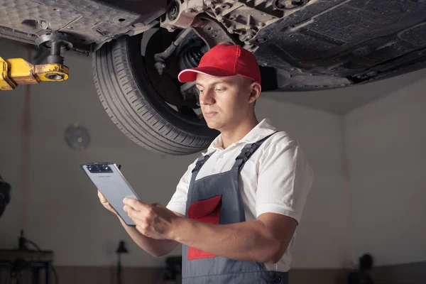 Porträt eines Mechanikers — Stockfoto