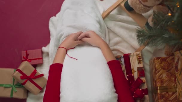 毛布に包まれた少女が小さな箱を受け取る。上からの休日の概念 — ストック動画