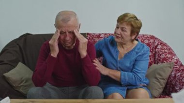 Kadın grip ya da nezle olan hasta kocasıyla ilgileniyor. Yaşlı bir çift evde viral enfeksiyonla savaşıyor..