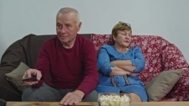 Uzaktan kumandalı bir adam en sevdiği takım için heyecanlanır. Kadın bundan hoşlanmadı..