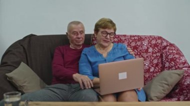 Dedem büyükannesine bilgisayarla çalışmaya nasıl başlayacağını gösteriyor..