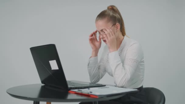 Mladá obchodní dáma pracující u počítače a má bolesti hlavy. — Stock video