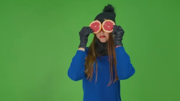 女士用两片好吃的柚子盖住她的眼睛，然后睁开眼睛. — 图库视频影像