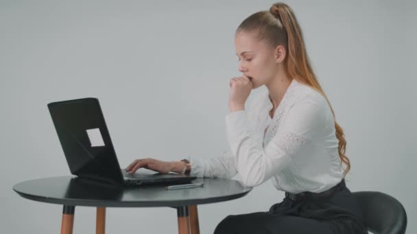 Enquanto senhora ocupado está digitando um documento no computador ela também está mordendo suas unhas. — Vídeo de Stock