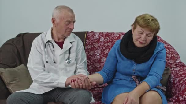 Doktor yaşlı bir kadını muayene eder ve nabzı kontrol eder.. — Stok video