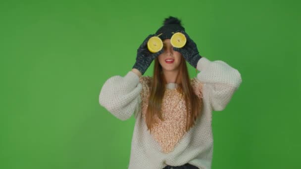 非常漂亮的姑娘，一双迷人的眼睛把一片柠檬放在怀里，摆出一副姿势. — 图库视频影像