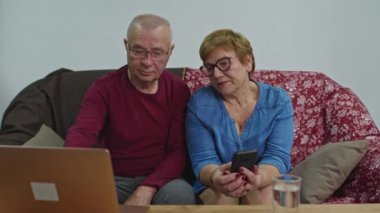 Eski bir aile bilgisayar ve cep telefonuyla çalışmayı öğrenmeye çalışır..