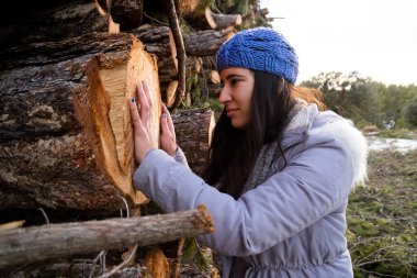 Ormanların tahrip edilmesi için heyecanlı bir kız