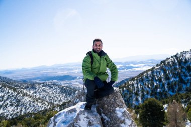 Bir adam karlı bir tepeye tırmandı.