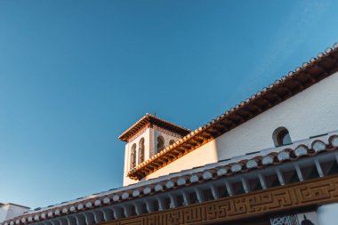 Bir şehrin, dükkanların, bankaların, işletmelerin ve insanların görüntüleri.