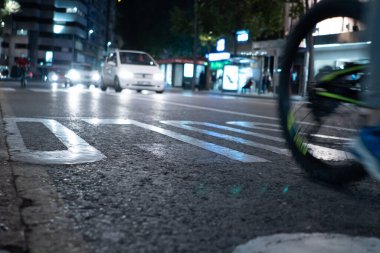 Bir şehrin, dükkanların, bankaların, işletmelerin ve insanların görüntüleri.