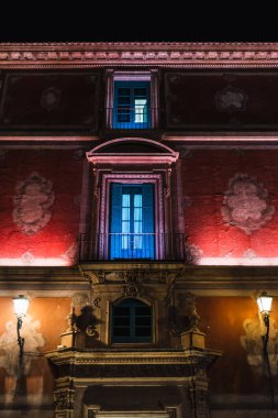 Bir şehrin, dükkanların, bankaların, işletmelerin ve insanların görüntüleri.