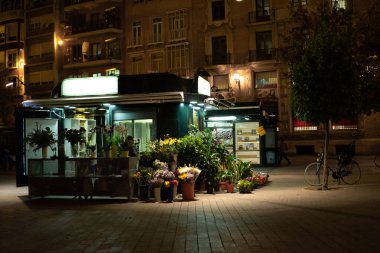 Bir şehrin, dükkanların, bankaların, işletmelerin ve insanların görüntüleri.