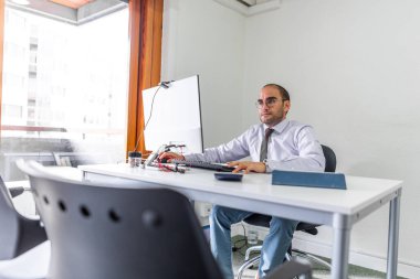 İnsanlar ofiste buluşuyor.