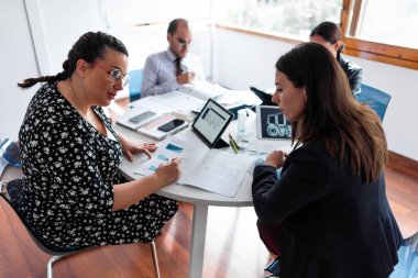 İnsanlar ofiste buluşuyor.