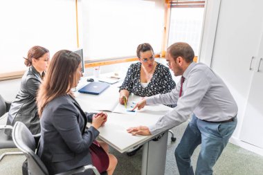 İnsanlar ofiste buluşuyor.