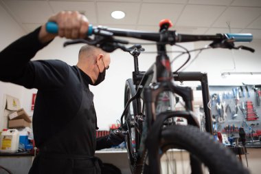 Dükkan, bisiklet satıp tamir etmede uzmanlaşmış.