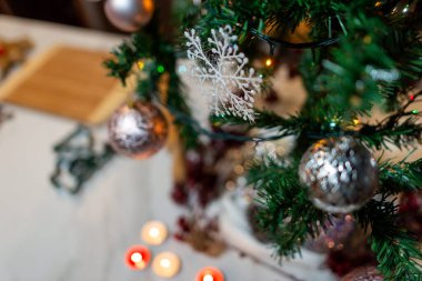 Kadın Noel süslemeli kek pişiriyor.