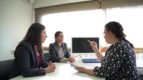 Mujeres Emprendedoras Organizando Empresa — Vídeos de Stock