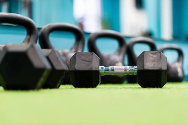 Eğitim için spor aletlerinin fotoğrafları.