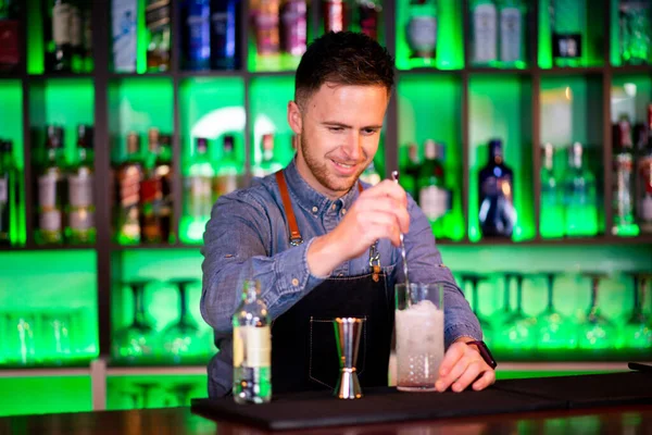 Mladý Chlap Pracuje Jako Barman Při Přípravě Koktejlů Hospodě — Stock fotografie